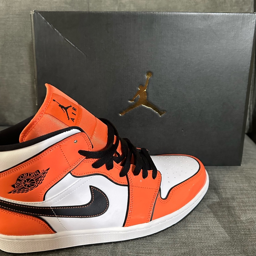 Air Jordan 1 Mid